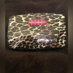BETSY JOHNSON LEOPARD PRINT ZIPPER COSMETIC BAG. BRIGHT PINK LINING. 8”L X 5”D.